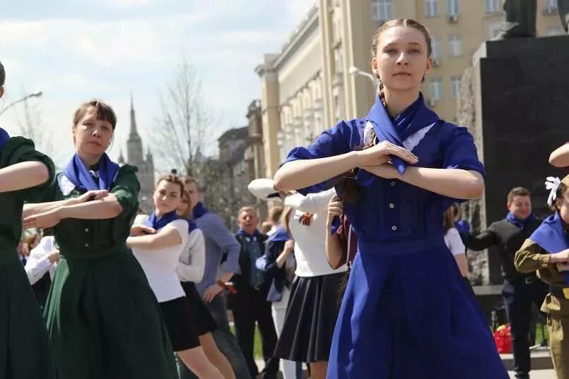 танец синенький платочек. платье синий платочек. танец синий платочек 2023 таганрог. шутки про голубых. под песню синий.