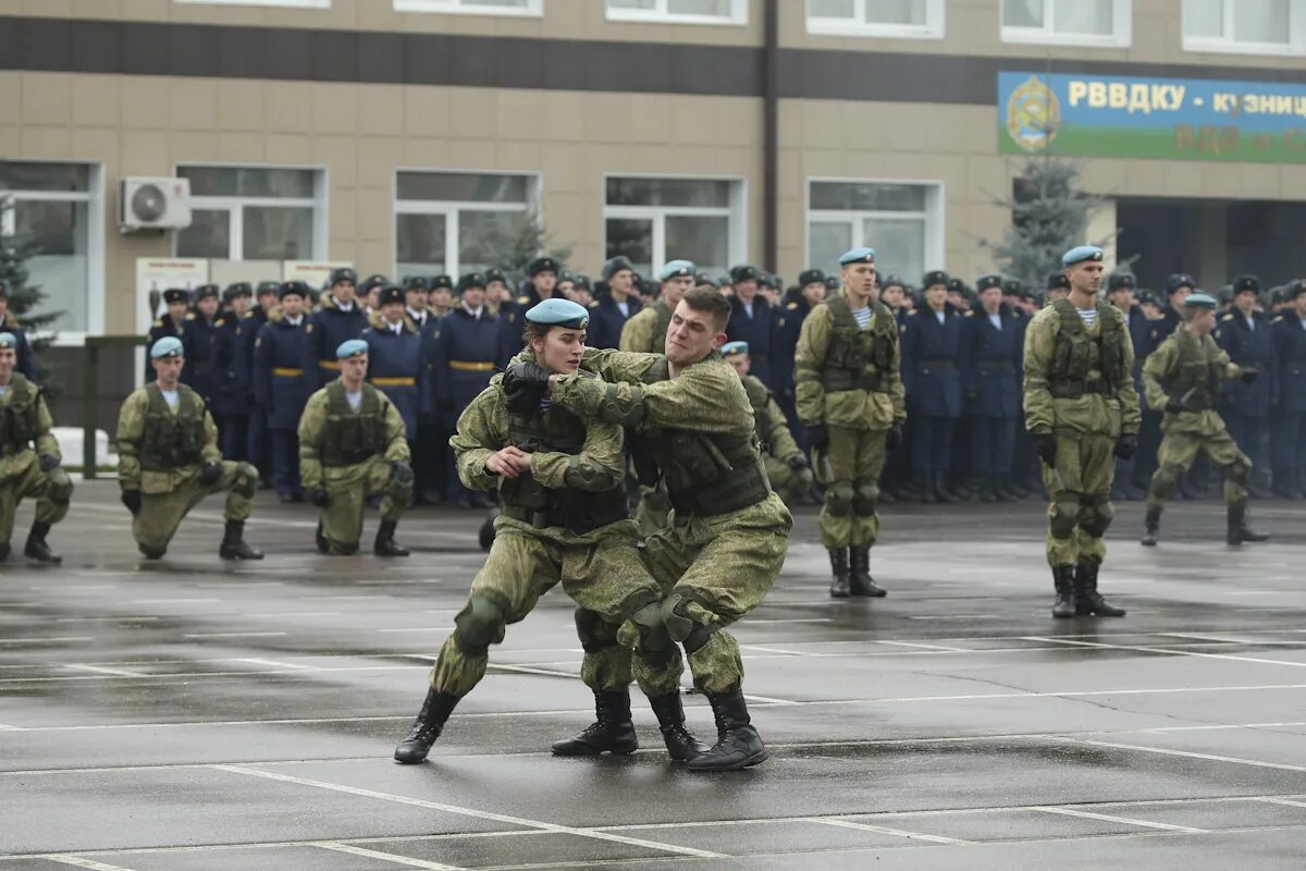 Высшие десантные училища. Рязанское десантное военное училище. Рязанское воздушно-десантное командное училище имени Маргелова. ВДВ Рязань РВВДКУ. Рязанское военное училище спецназ ВДВ.