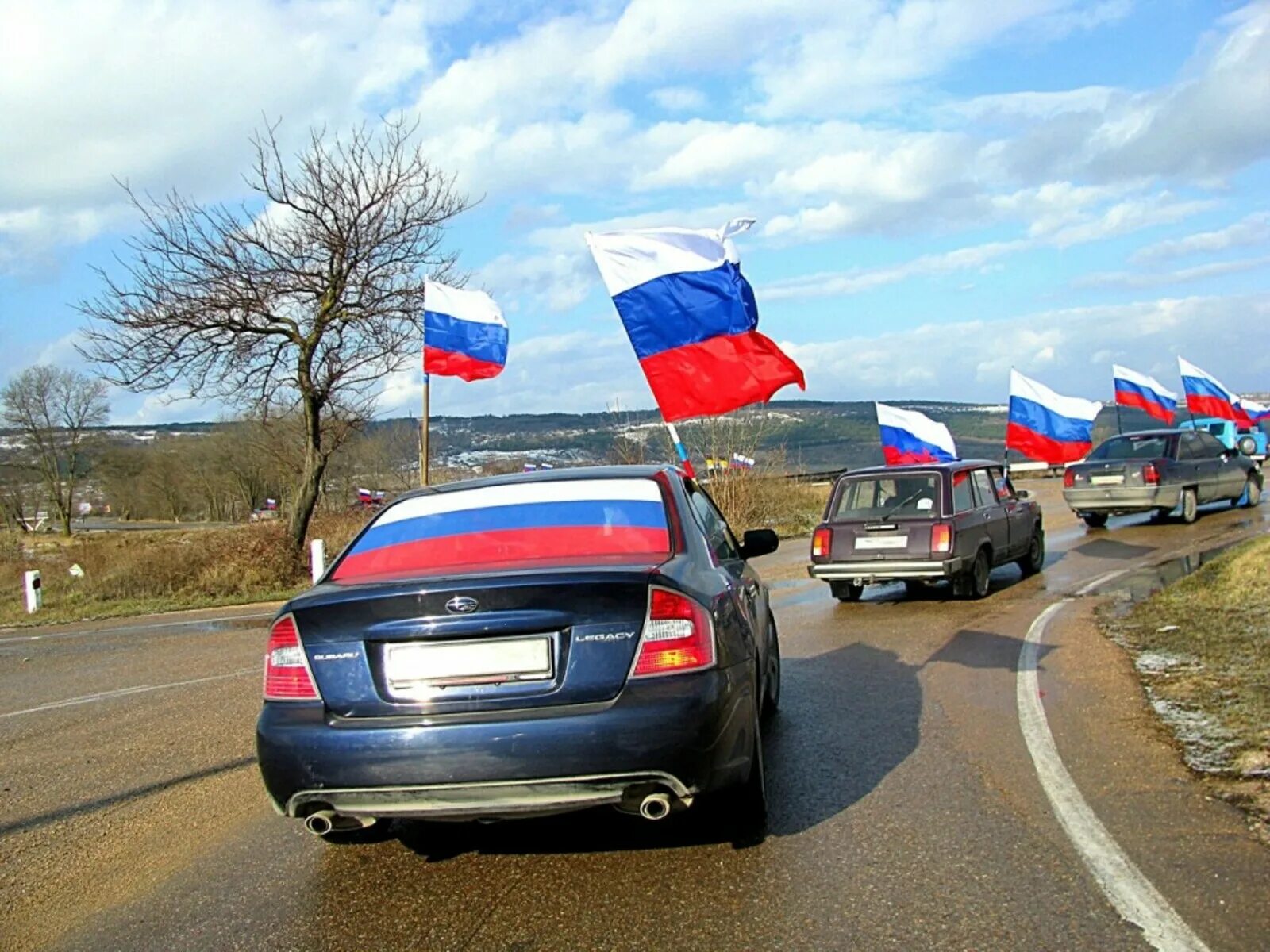 Флаг на машине. Машина с российским флагом. Российский флаг на авто. Флажки автомобильные.