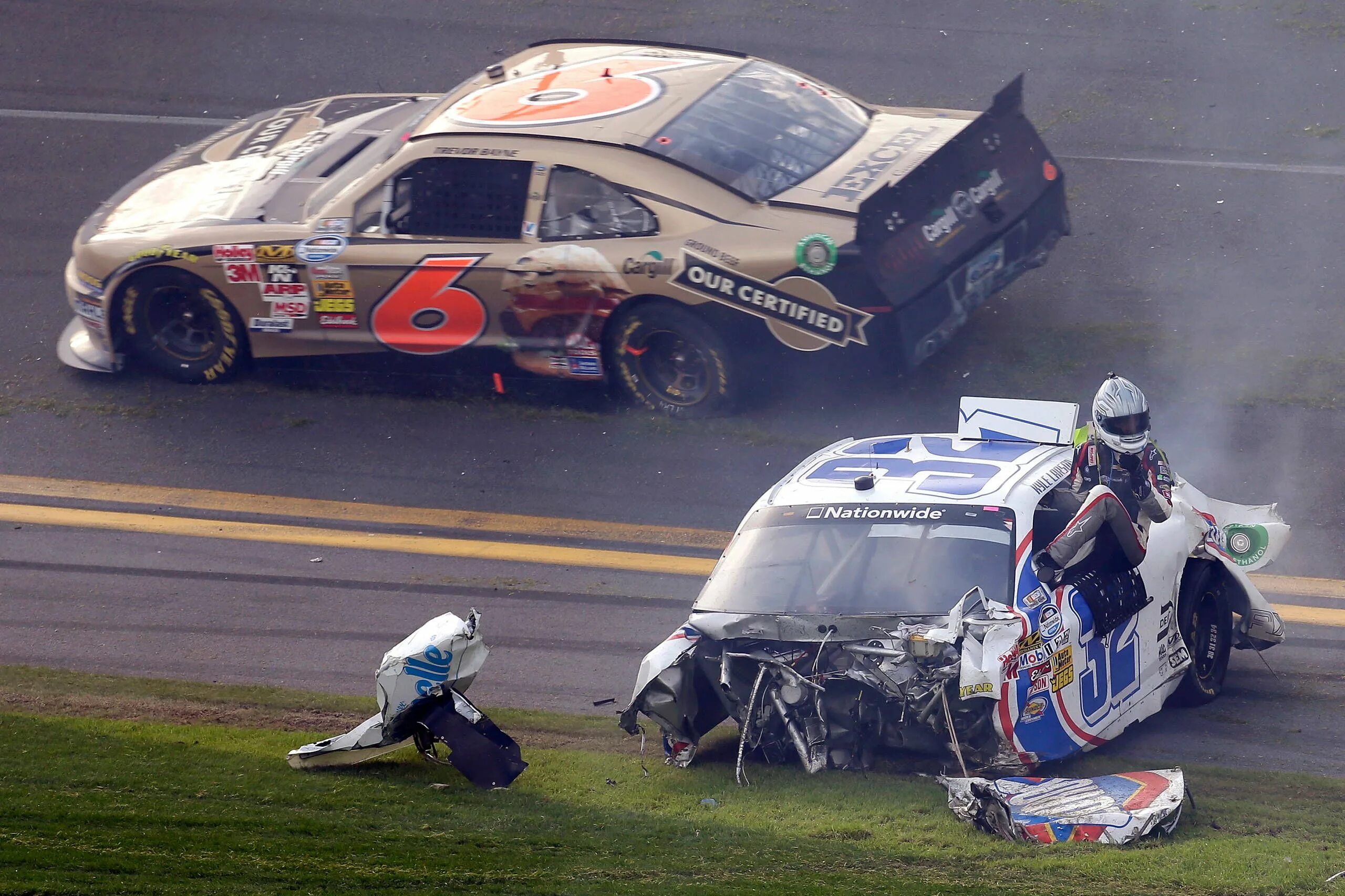 Гонки разбиваются. Гонка наскар Дайтона. NASCAR Daytona аварии. NASCAR гонщики NASCAR. NASCAR crash.