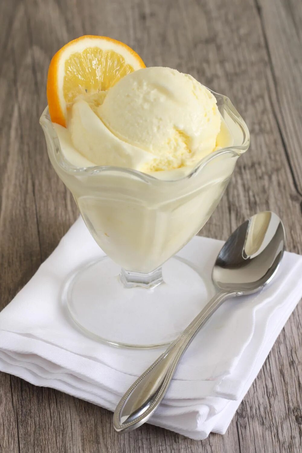 Лимонный меренговый чизкейк. Мороженое лимонное джелато. Сливочный лимон. Яичный соус. Лимонный десерт.