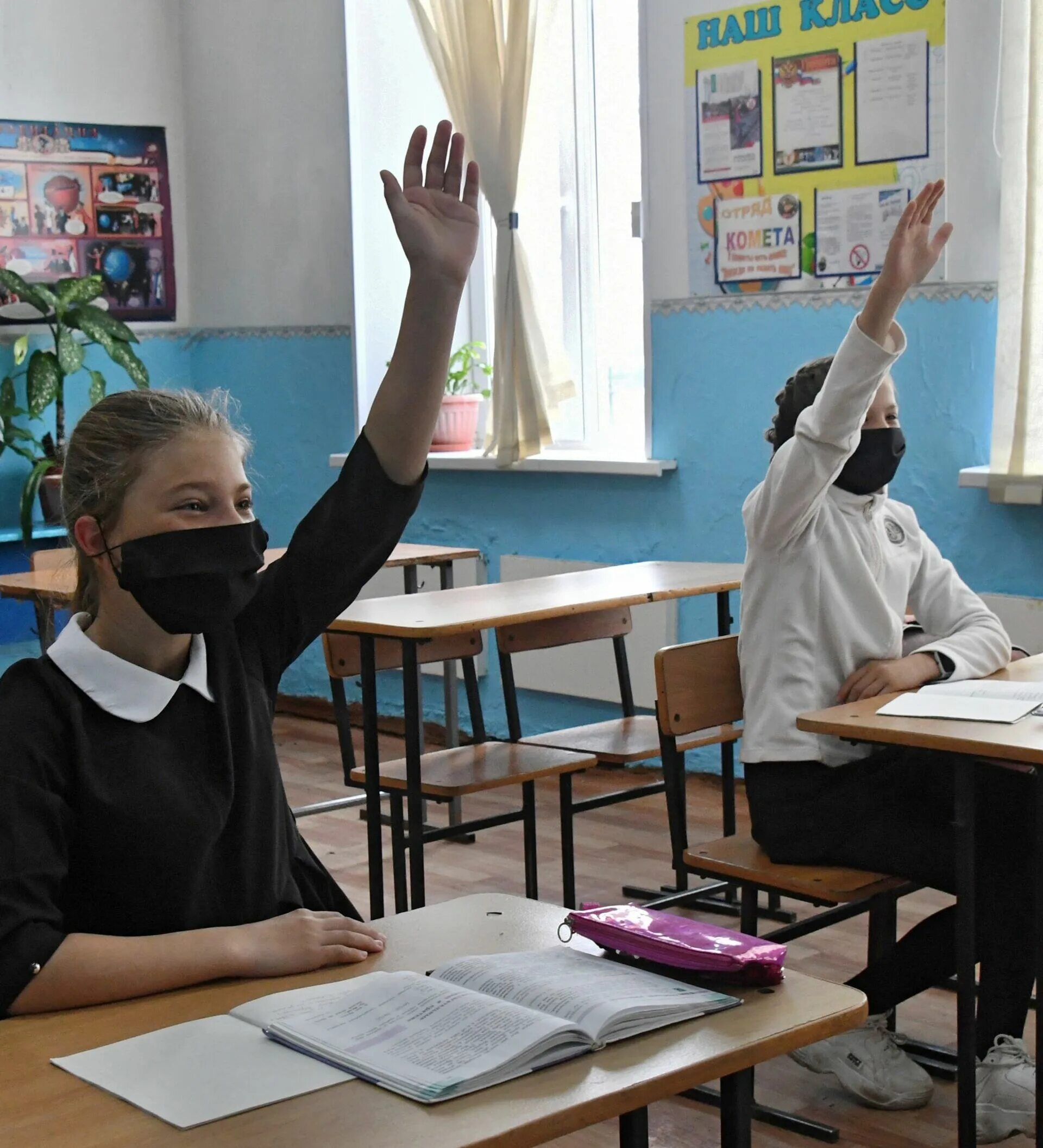 Малокомплектная школа урок. Школьники в масках. Школьники в масках в школе. Российская школа. Учитель в малокомплектной школе.