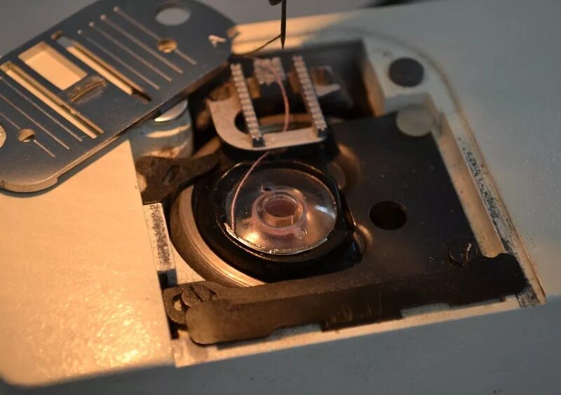 швейная машинка janome с горизонтальным челноком. Bernette с вертикальным челноком. Bernette 1090e челнок. горизонтальный челнок в швейной. машина с горизонтальным челноком.