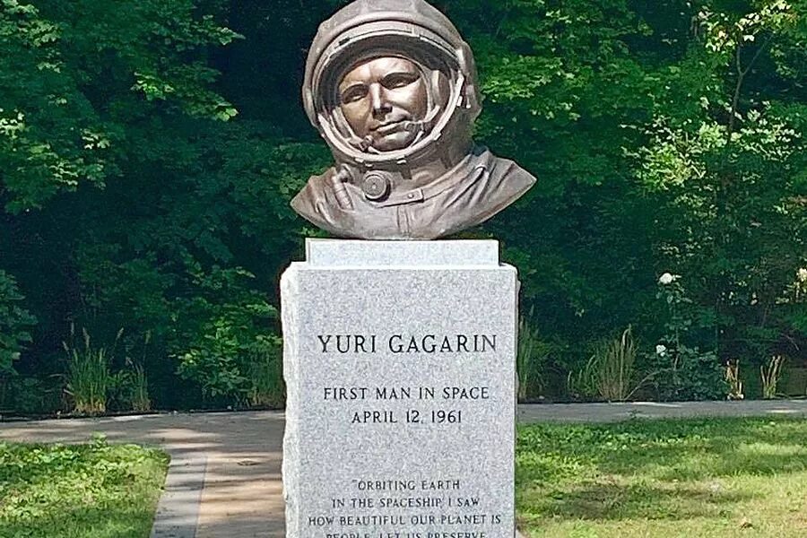 В каком городе памятник гагарину. Памятники бюст Юрию Гагарину. Памятник Юрию Гагарину в США. Памятник Гагарину в Хьюстоне.