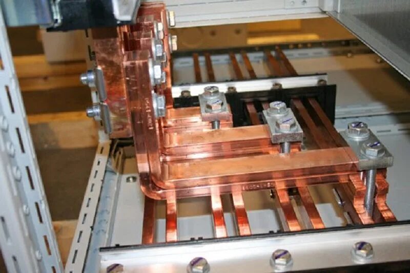 Соединение медных шин. Copper Busbar 50х10х2400. Шинопроводы 630 а. Шинопровод 4000 ампер. Шина медная 2х20 ШМТ.