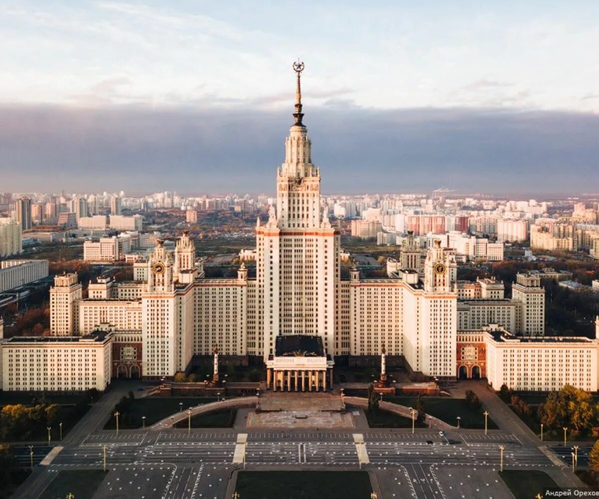 Мгу корп в. Комплекс зданий МГУ на Воробьевых горах. Здание МГУ на Ленинских горах. Главное здание МГУ на Воробьёвых горах. Здание МГУ В Москве университет.