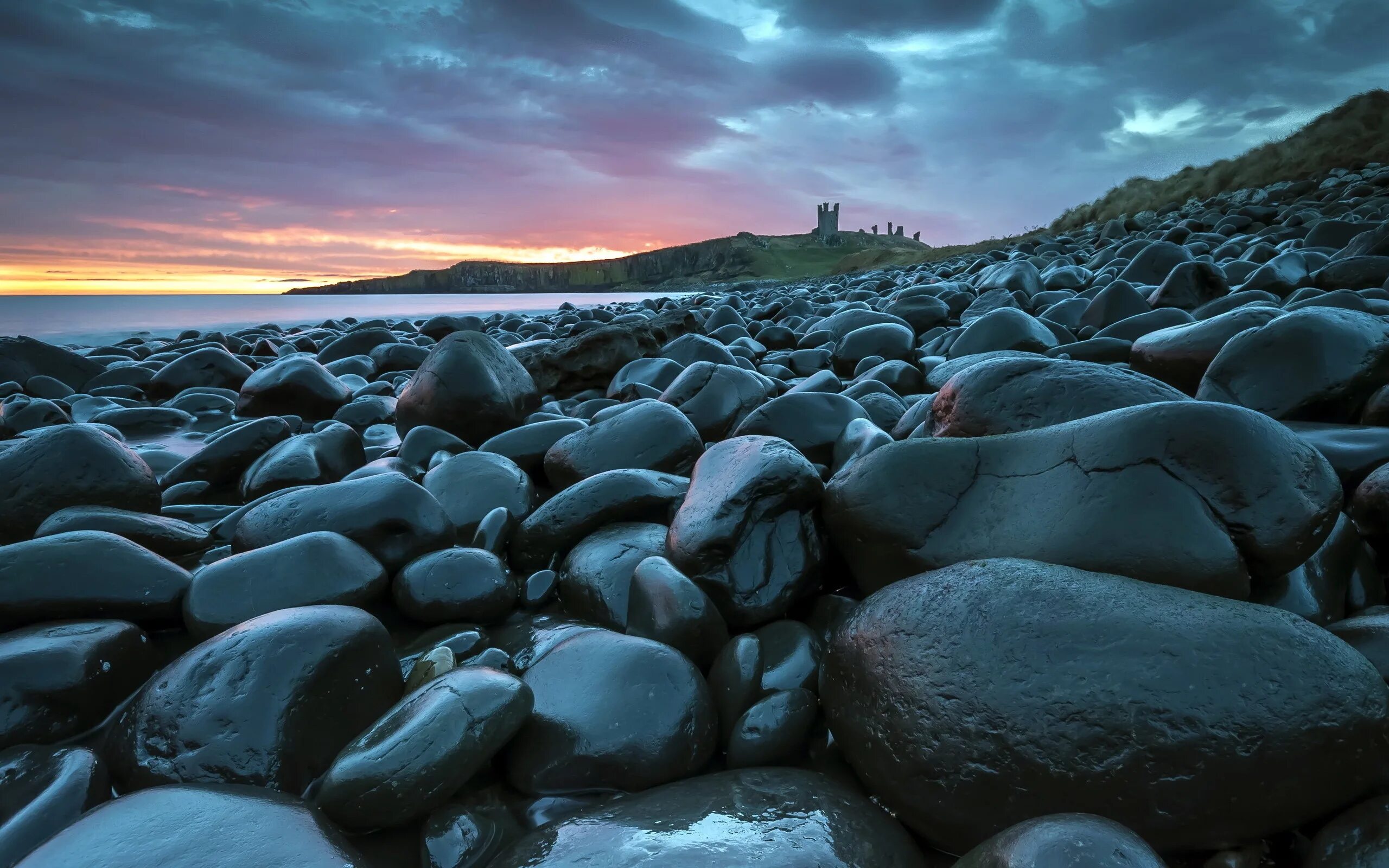 Wet stone. Каменное море. Скалы и камни. Валуны в море. Мокрый камень.