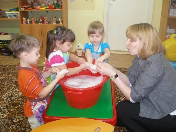 Самообслуживание в раннем возрасте. Игрушки для подготовительной группы детского сада. Хозяйственно бытовой труд в доу. Подготовительная в детском саду труд. Бытовой труд в детском саду.