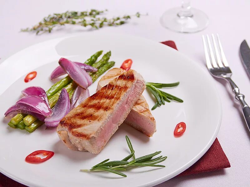 овощной гарнир к индейке. гарнир к тунцу. идеальный гарнир к стейку. гарнир к стейку из тунца. красивые ресторанные блюда.