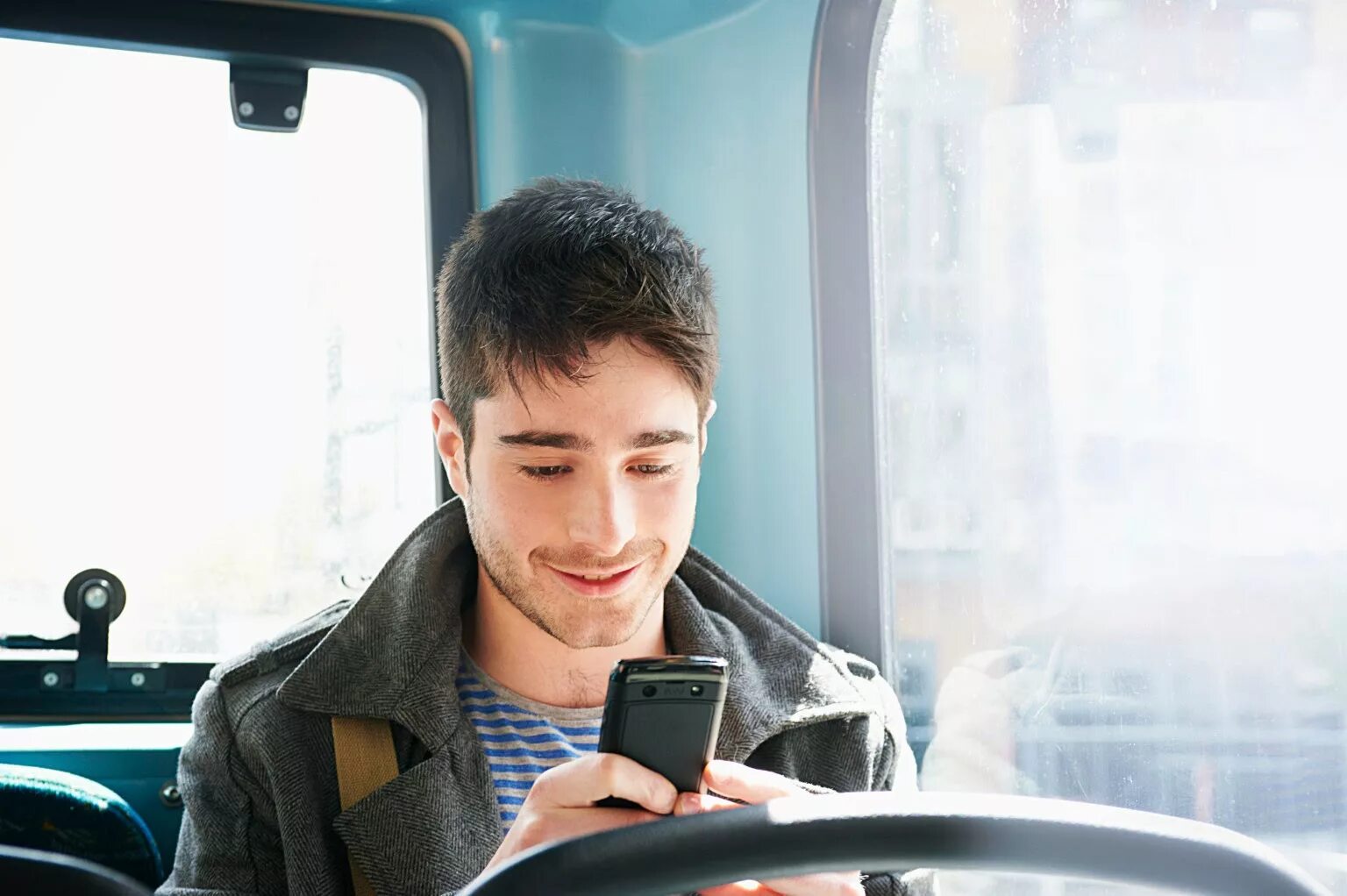 Молодой человек ответ. Guy with Phone. Phoning and texting. Man texting message. Sitting in te City with Phone.