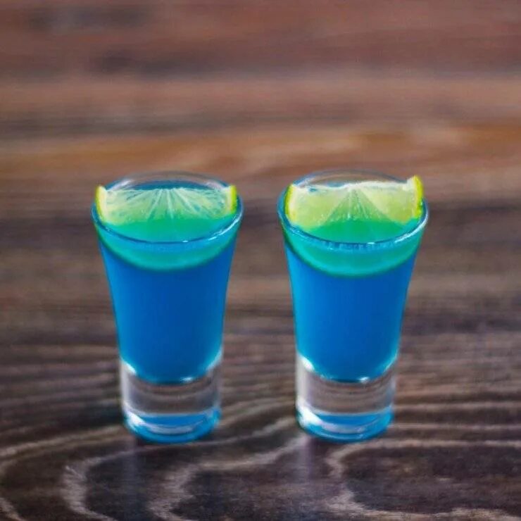 Кюрасао ликер коктейли. Голубая Лагуна Blue Lagoon коктейль. Блю Кюрасао коктейль голубая Лагуна. Голубая Лагуна коктейль шот. Голубая Лагуна коктейль с Blue Curacao.