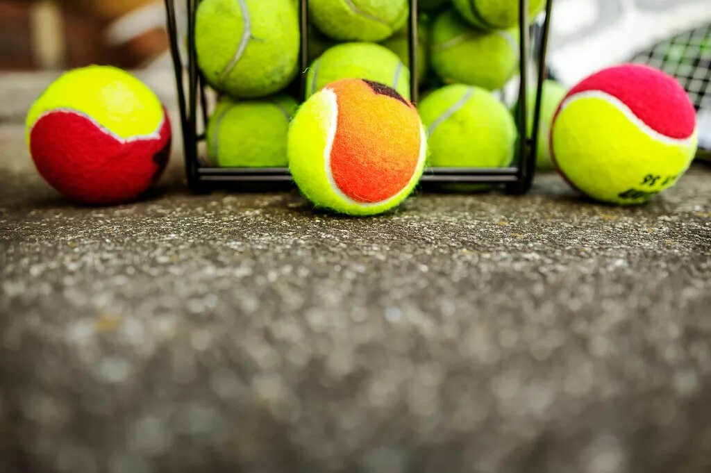 Das ball. Красный оранжевый зеленый мяч теннис. Tennis Ball. Le Creative мяч. Golf Ball sitting on Tennis Ball.