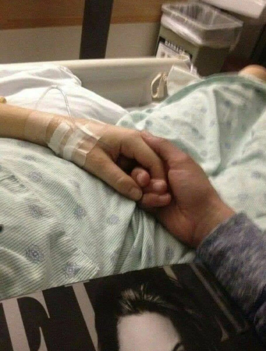 Рука девочки в больнице. Кука с капельнецей в бальнице. Кука с капельнецей в бальнице. Рука девочки в больнице. В больнице под капельницей.