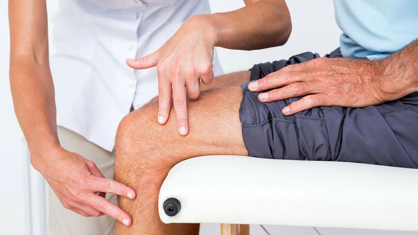Лечение коленных суставов врач. Боль в суставах. Боль в колене. Массаж колена при артрозе.