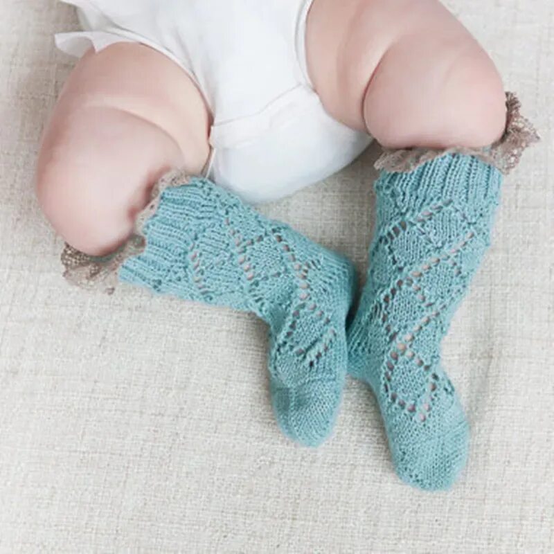 Носочки связать детям. Носочки для новорожденных спицами. Носки детские вязаные. Вязаные носки для младенца. Носочки трикотажные для новорожденных.