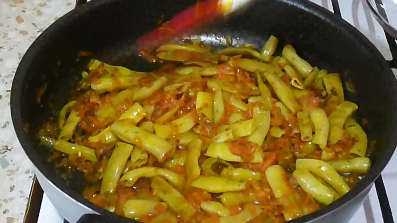 Тушить стручковую фасоль на сковороде. Тушеная стручковая фасоль. спаржа тушеная. турша жареная. тушеная желтая фасоль.