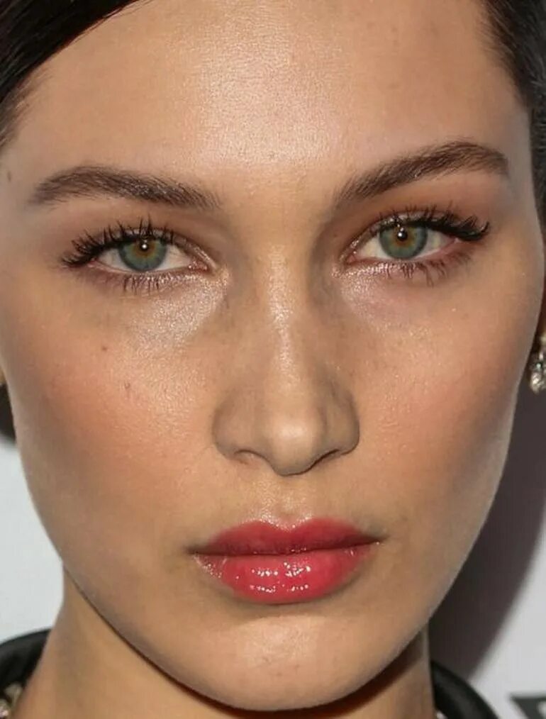 макияж звезд вблизи. селена гомес мейкап. селена гомес глаза. красивый нос. широкий нос фото.
