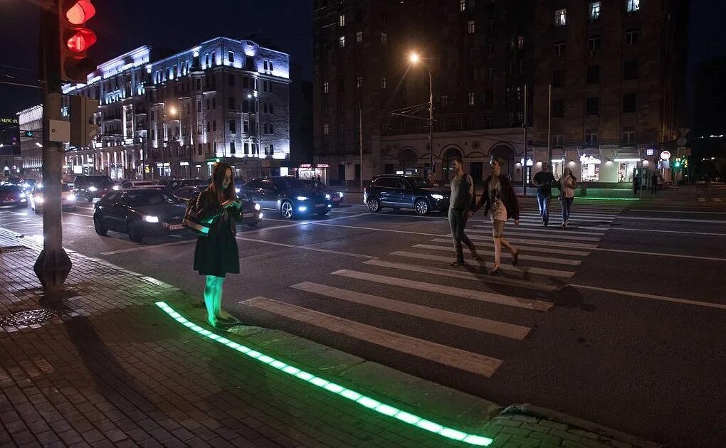 Подсветка пешеходного перехода. Светящийся пешеход. Светящиеся пешеходные переходы. Светофор ночью.
