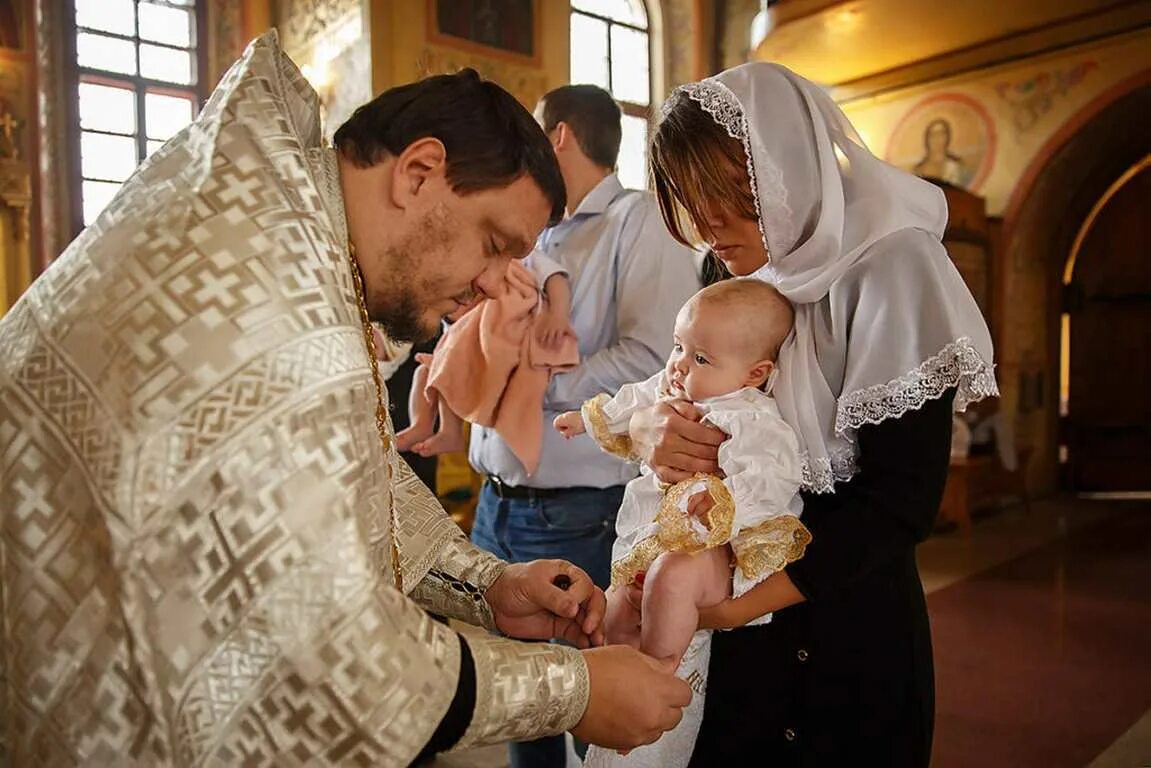 Крестят ли детей в воскресенье. Таинство крещения Николая Чудотворца. Крестины в храме. Крещение детей в церкви. Крестины фотосессия в церкви.