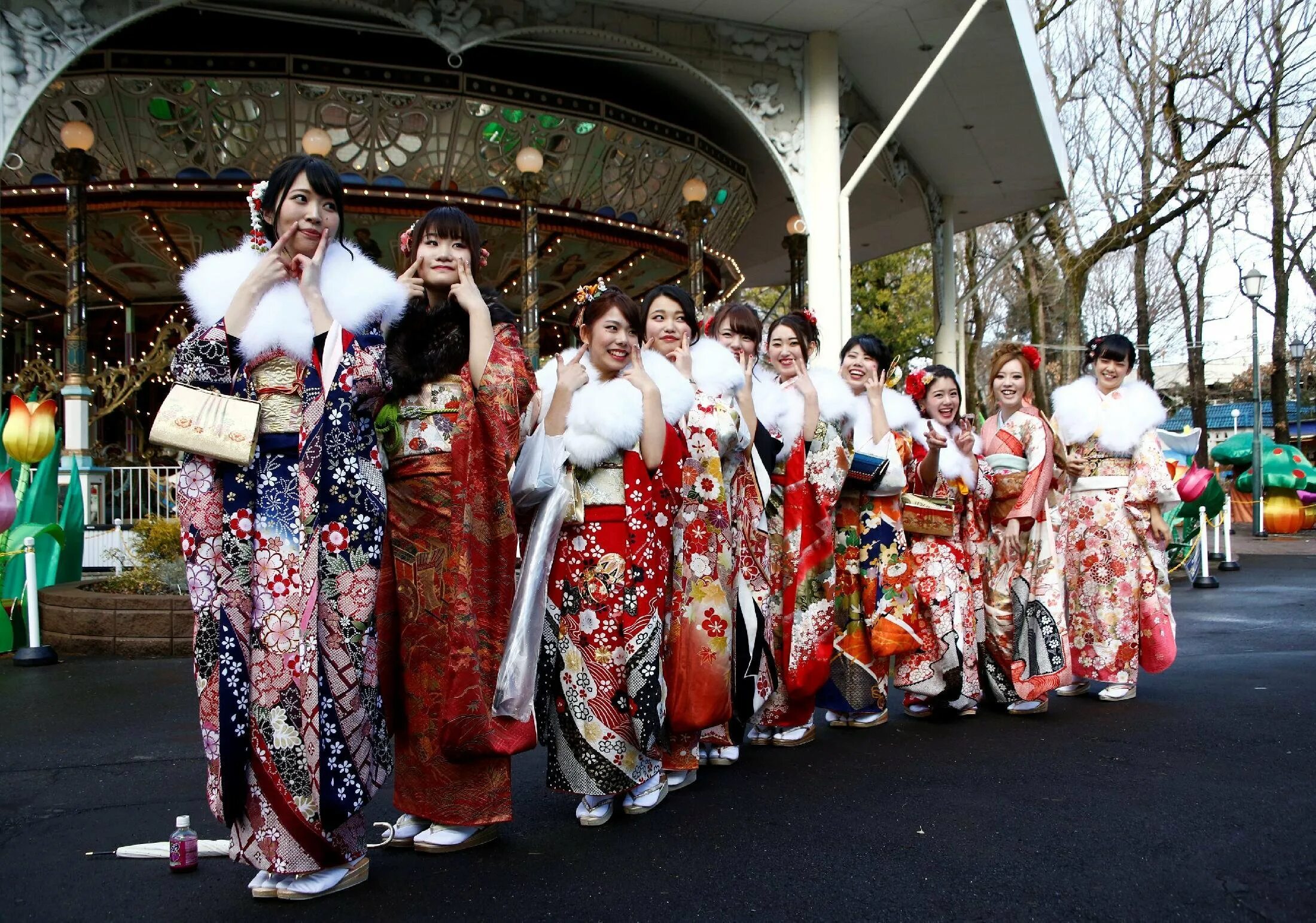 День совершеннолетия в Японии кимоно. Праздник в Японии день совершеннолетия. День совершеннолетия в Японии 2022. Церемония совершеннолетия в Японии. Age ceremony