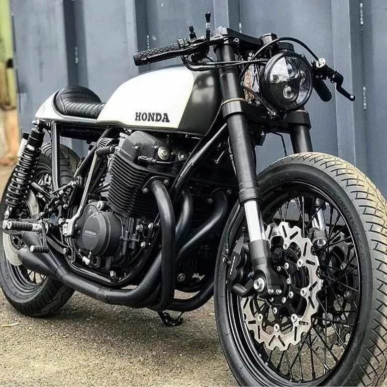 Стили байков. Cafe Racer мотоцикл Honda. Кафе рейсер мотоцикл. Honda CB 750 Scrambler. Хонда кафе рейсер.