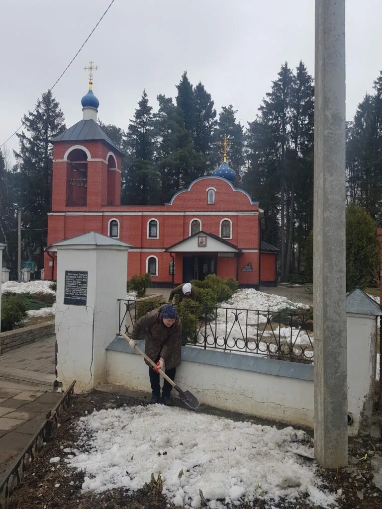 Настоятель георгиевского храма в поселке нахабино. Служба в церкви. Олег холзинев нахабино. Служба нахабино храм. Георгиевский храм в нахабино.