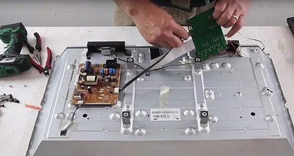 Телевизор выключается через некоторое. Телевизор.отключается.и.включается.что.это.. телевизор включается и сразу выключается. телевизор lg включается и выключается. телевизор жк самсунг отключается сам.