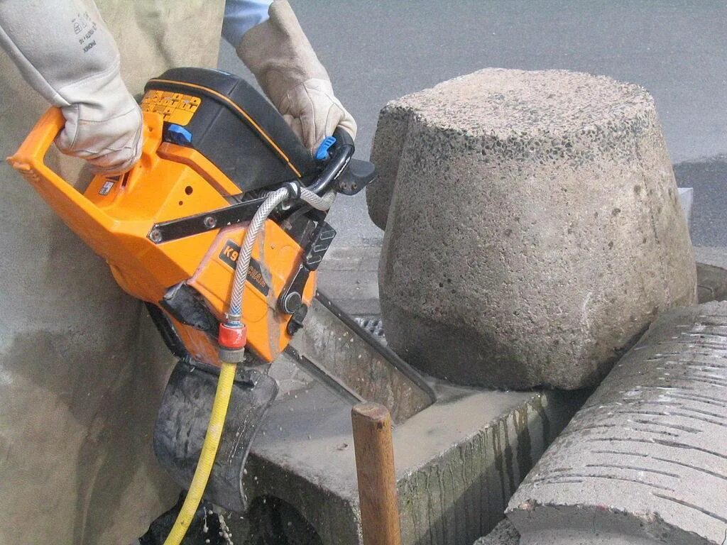 Чем пилить камень. Цепной бензорез по бетону. Инструмент для распиловки бетона. Срезка бетона. Пропилить бетон.