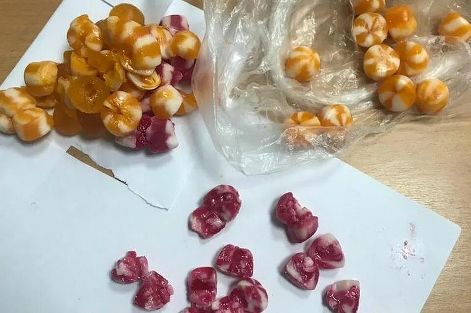 можно ли посылкой отправить конфеты. посылки в сизо. что положить в посылку подруге. передачки в тюрьме. перечень вещей в посылке за границу.