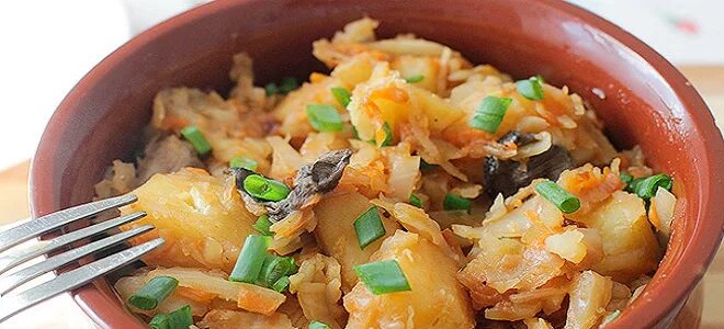 Солянка капуста картошка курица. Курица с капустой и картошкой. Солянка картошка с капустой квашеной. Солянка с капустой и картошкой. Блюдо солянка из капусты.