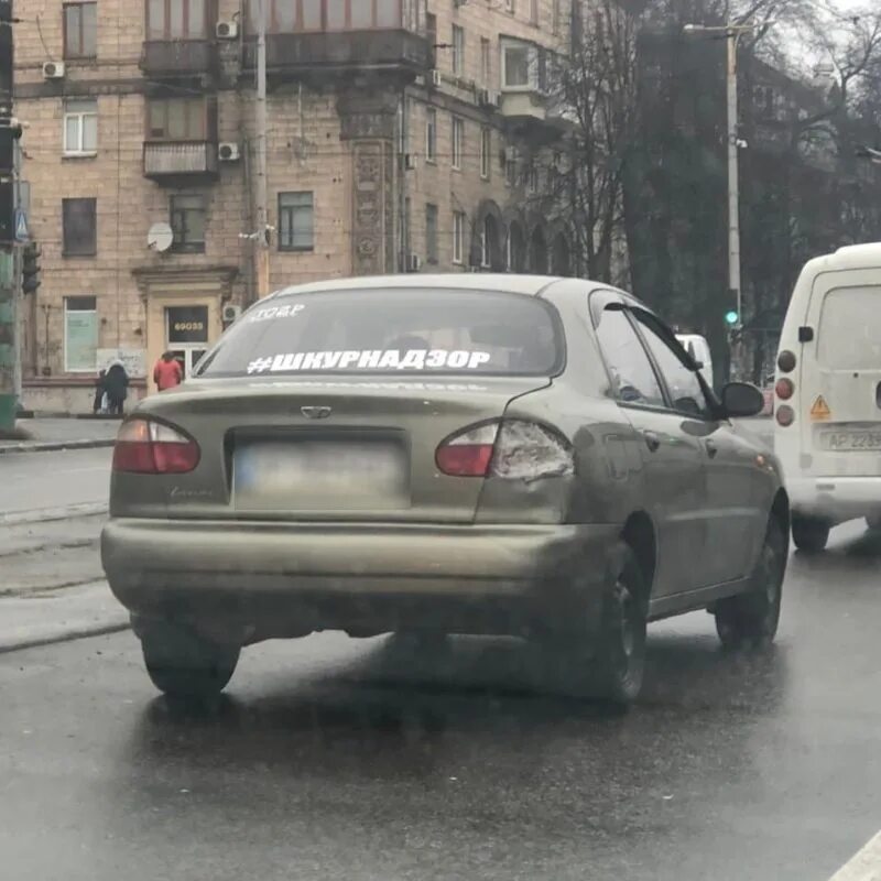 Тазы через лежачий полицейский. Bmw e34 некро. Изрисовал автомобиль оскорбления. Надписи на машине краской. Машина унижения.