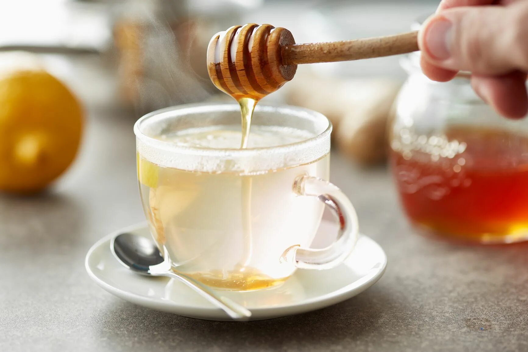 Почему нельзя мед в чай. Медовая вода. Вода с медом. Чай с медом. Стакан воды с медом.