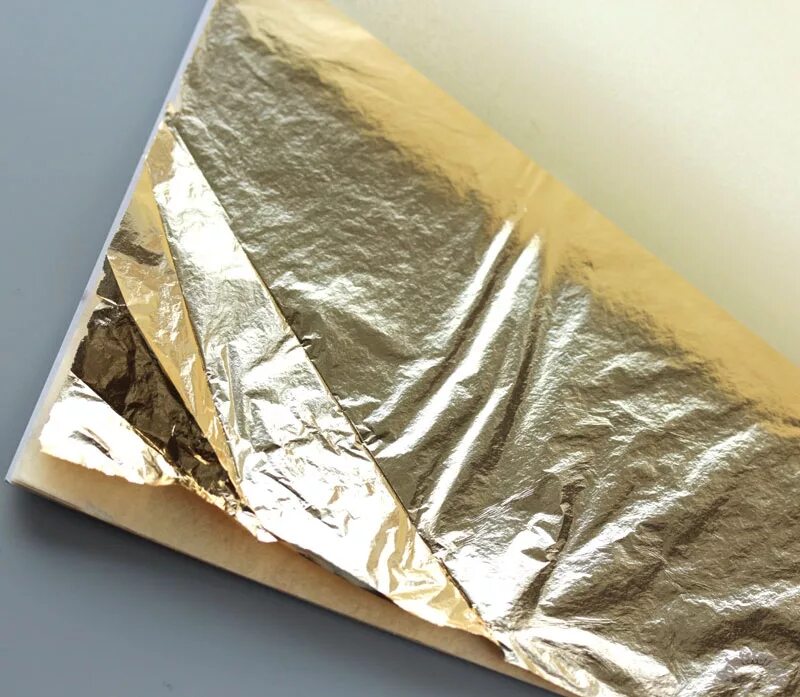 Оберточная бумага полисилк. Золотая фольга для слаймов. Фольга на крафт бумаге. Бумага как фольга как называется. Упаковочная бумага блестящая.