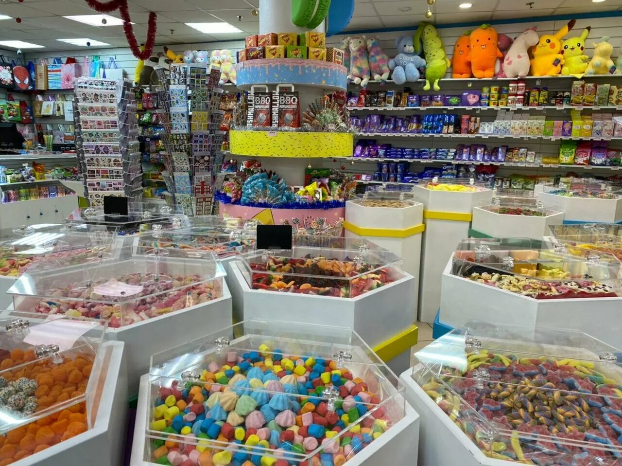 Сладости королев. Магазин сладостей и подарков. Candy shop магазин сладостей. Эксклюзив магазин сладостей. Магазин сладостей в Долгопрудном.