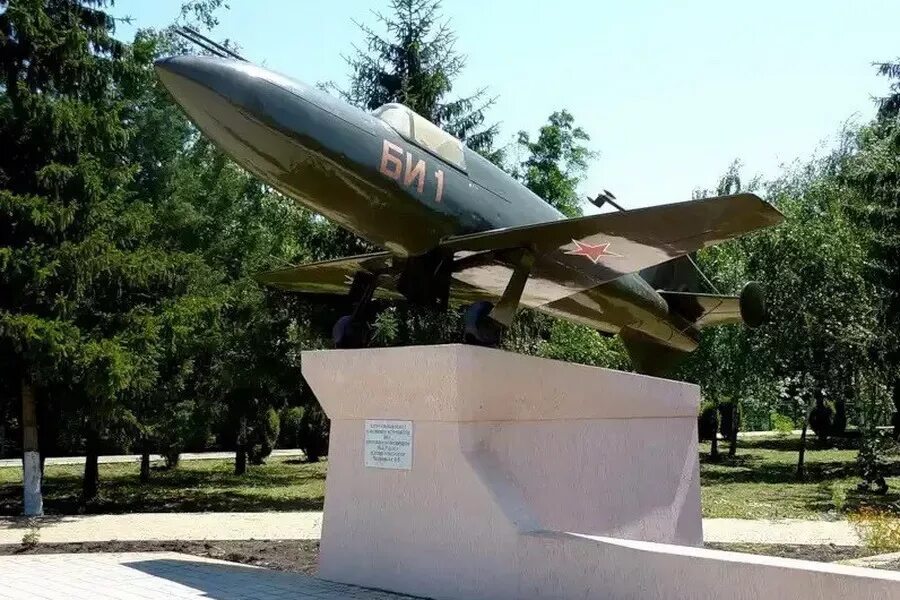 Bi first. Би-1 самолет Бахчиванджи. Первый Советский реактивный самолёт би-1.. Реактивный самолёт Бахчиванджи. Бахчиванджи и би1.