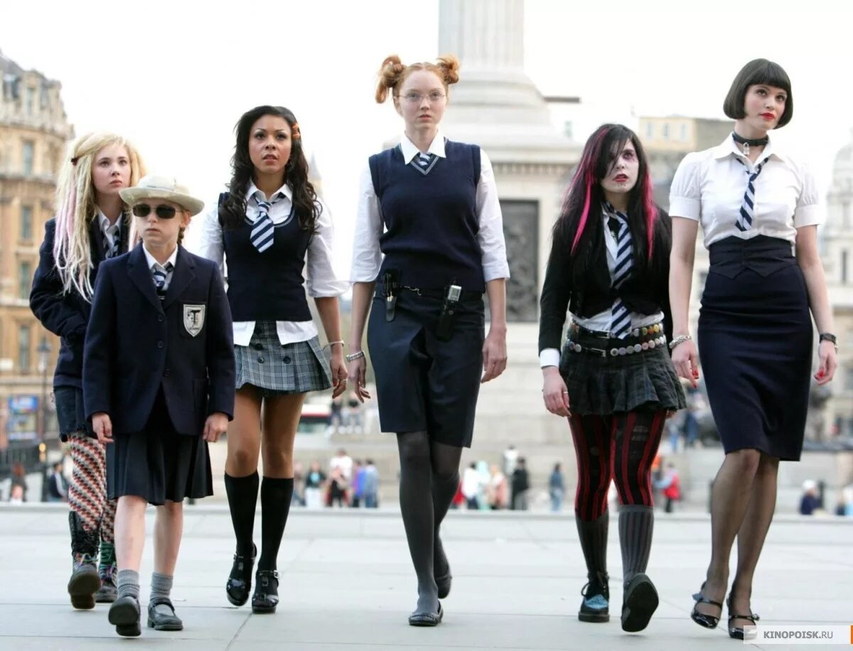 Перевелся в школу где девушки. Аниме школьная академия магии. Влюбилась в учителя дорама корея. Сериал сплетница школьная форма. Хикигая и ироха.