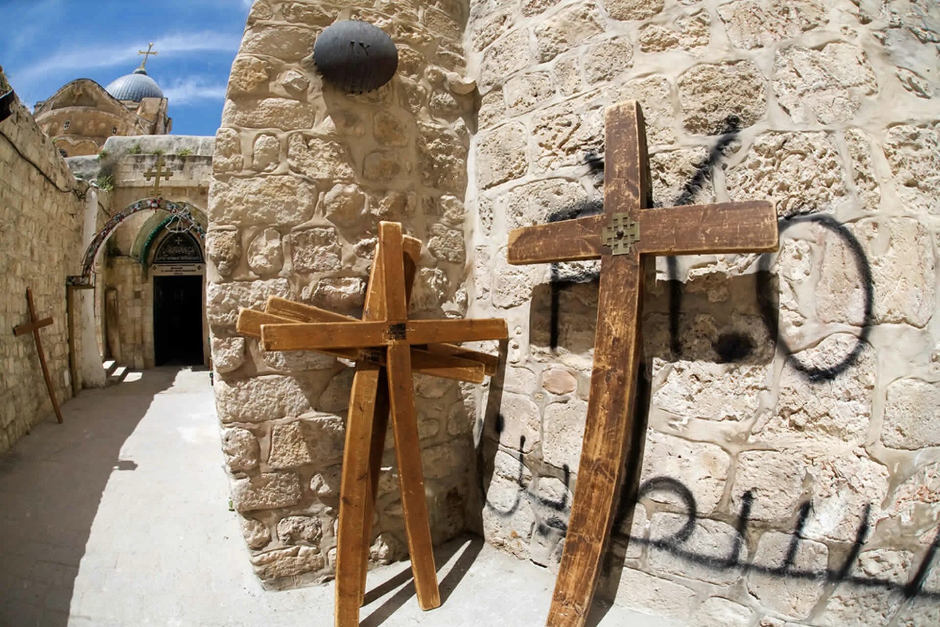 Где распят иисус в каком городе. Иерусалим распятие иисуса христа. Голгофа в иерусалиме. Гора голгофа распятие иисуса. Статуя христа с крестом.