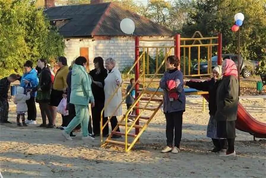 Погода в тбилисской поселок октябрьский. Поселок Октябрьский Тбилисский район. Посёлок Октябрьский Тбилисский район школа. Посёлок Октябрьский Тбилисский район КРЦ. Пос Октябрьский Тбилисский район Краснодарский.