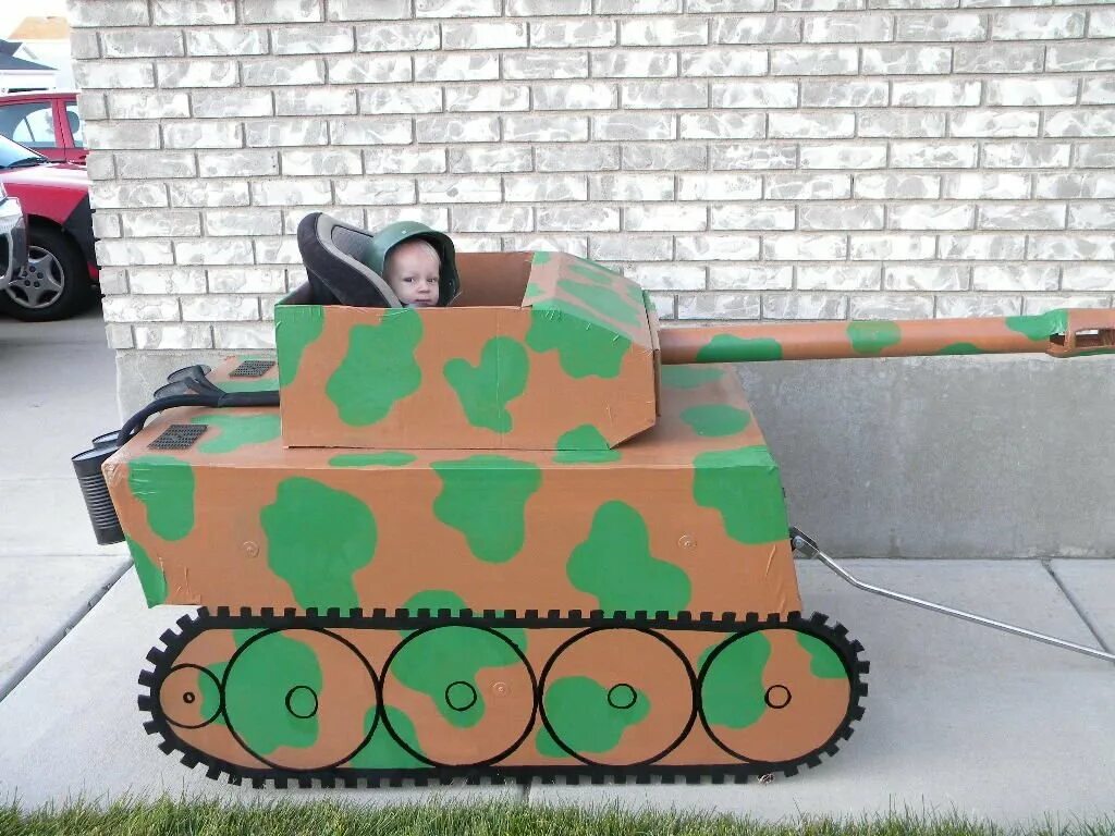 Большой танк из картона своими руками. Большой танк из картона т-34. танк из картона большой для ребенка. танк из картонной коробки. танк из коробки на ребенка.