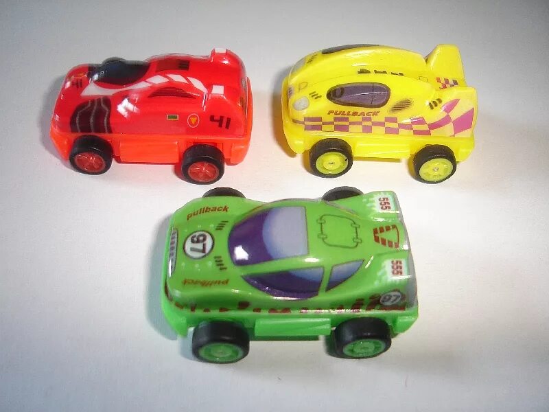 Cars 1 kinder. Киндер молния маквин. Cars 1 kinder. Disney pixar cars киндер сюрприз. Киндер сюрприз тачки 3 игрушки.