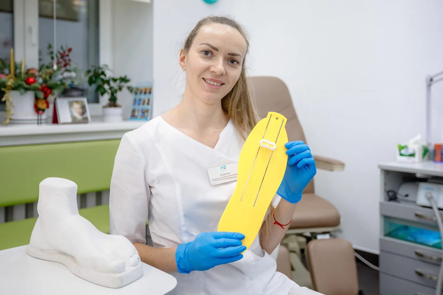 Энгельса 38 центр подологии. Медицинский аппаратный педикюр. Мастер педикюра. Где принимает подолог. Где принимает подолог.