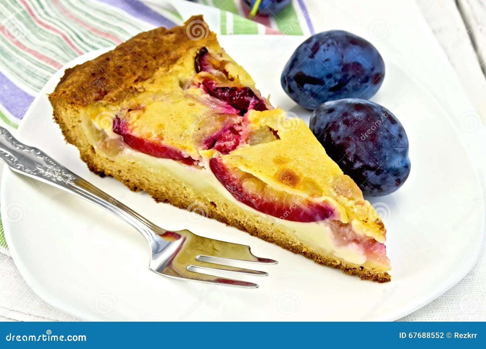 Сливовый пирог энди шеф. Сливовый пирог на белом фоне. картинка a piece of plum pie.