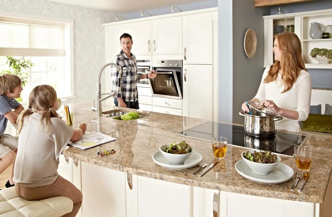 Домашние бытовые условия. Современный быт. Семья на кухне. Люди на кухне. Счастливая семья на кухне.