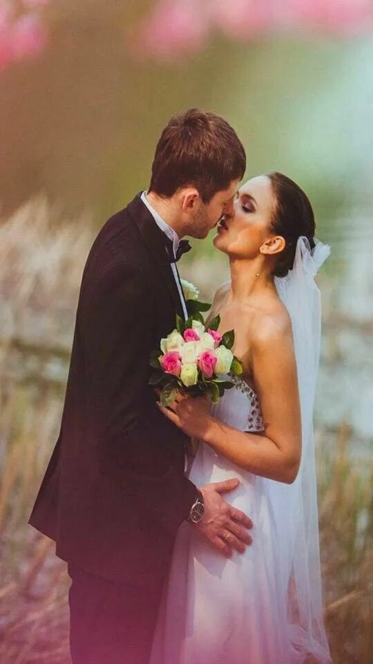 Брачный пресс. Поцелуй на свадьбе. Рекламный баннер свадебного фотографа. Фотообои Свадебные высокое качество.