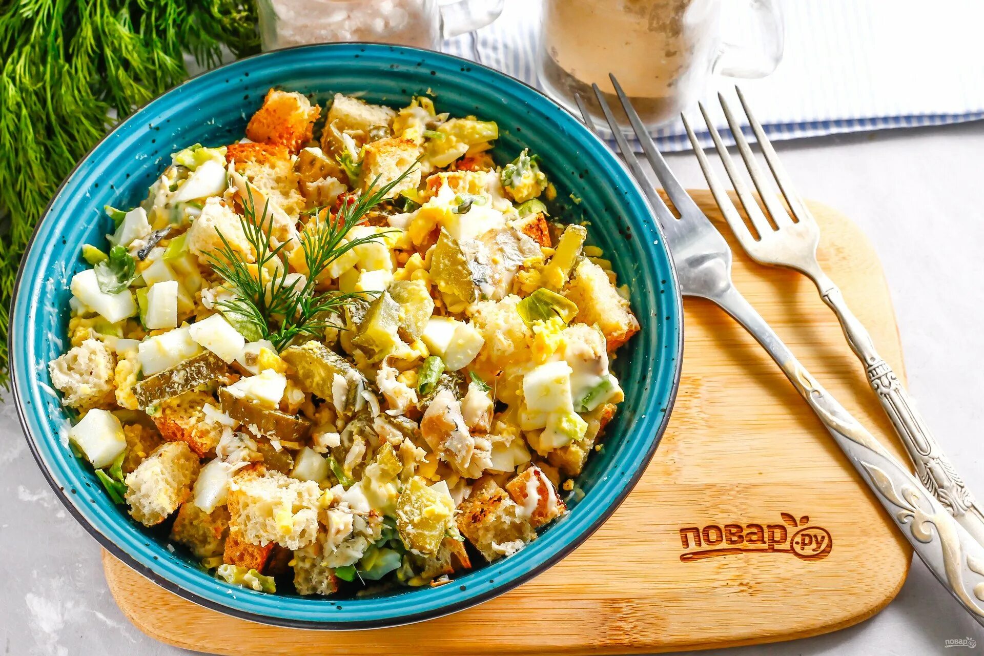 Салат со шпротами фасолью и плавленным. Салат со шпротами и сухариками. шпротный салат с сухариками. салат шпроты кукуруза сухарики. салат из шпротов и кукурузы с сухариками.