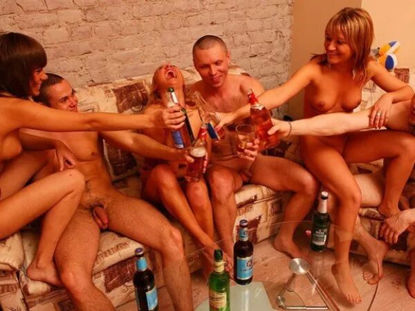 Пьяная групповая порно оргия с озабоченными сучками и чуваками