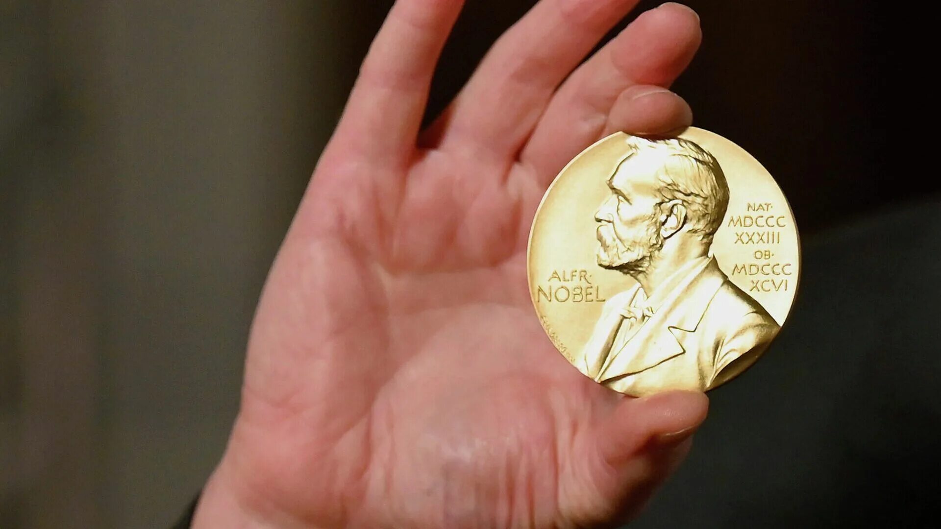 Нобелевская медаль Муратова. Нобелевская премия по экономике 2021 Дэвид кард.