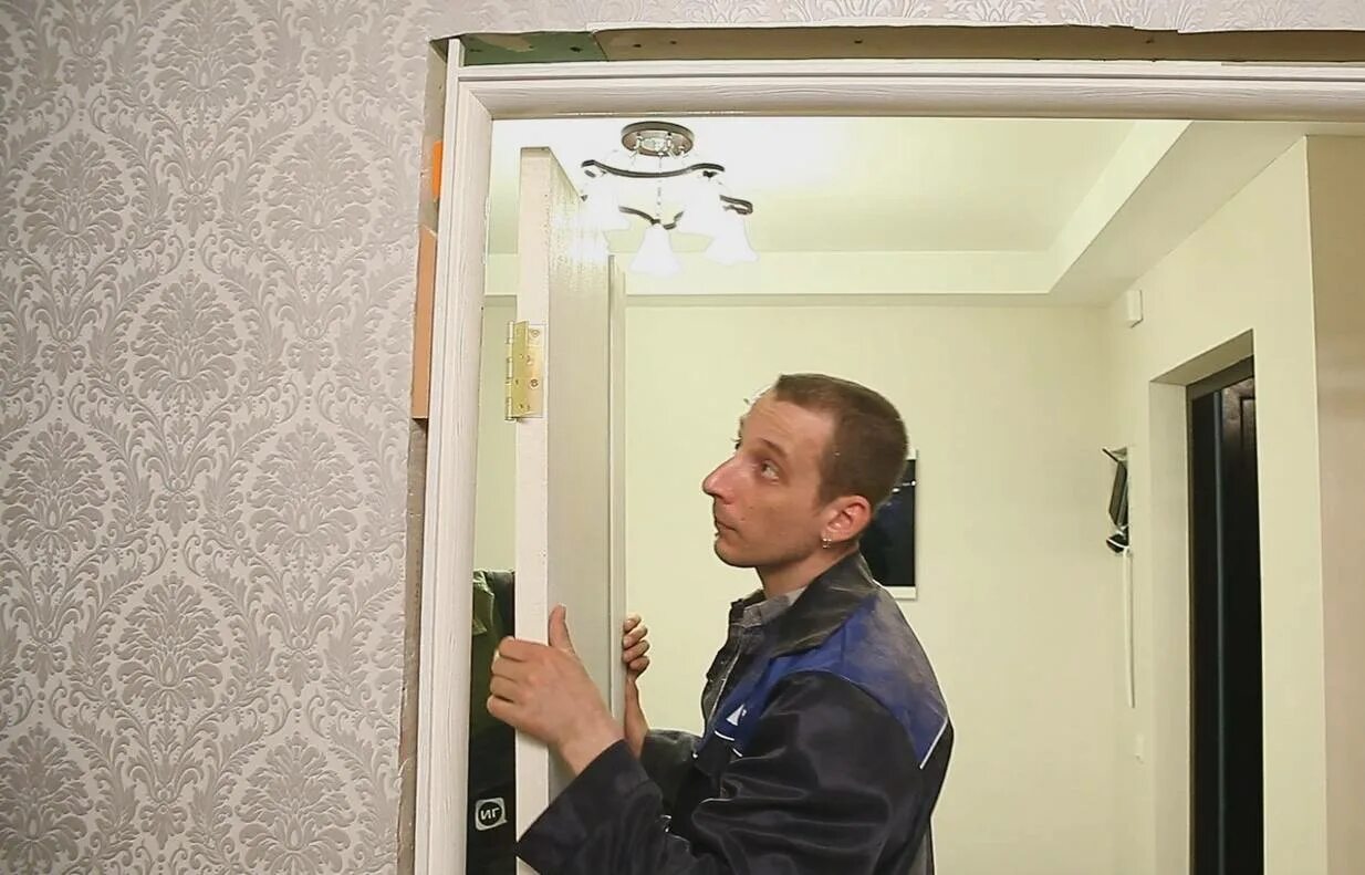 Как самостоятельно заменить двери