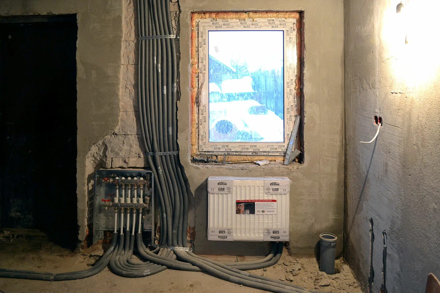 трубы отопления в стене. батарея отопления на стену. батарея отопления на стену. батарея в стене. трубы отопления в стенах из газобетона.