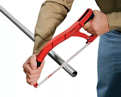 Ножовка по металлу. Резка ножовкой по металлу. Инструмент для разрезания листового материала толщиной 5мм. Резка ножовкой. Резка ножовкой по металлу.